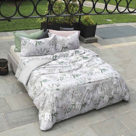 Collezione Antea di fiori su completo letto matrimoniale per camera moderna
