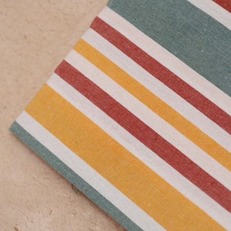 Design vivace: motivo a righe multicolori, ideale per illuminare la tavola.