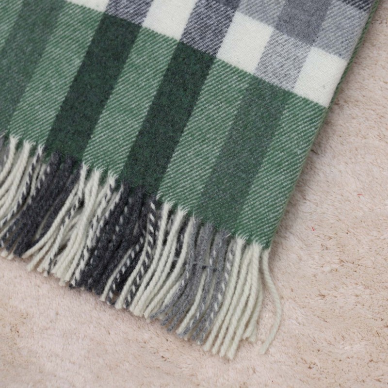 Plaid in lana e cotone collezione Eurus Made in Italy verde abete dettaglio frange