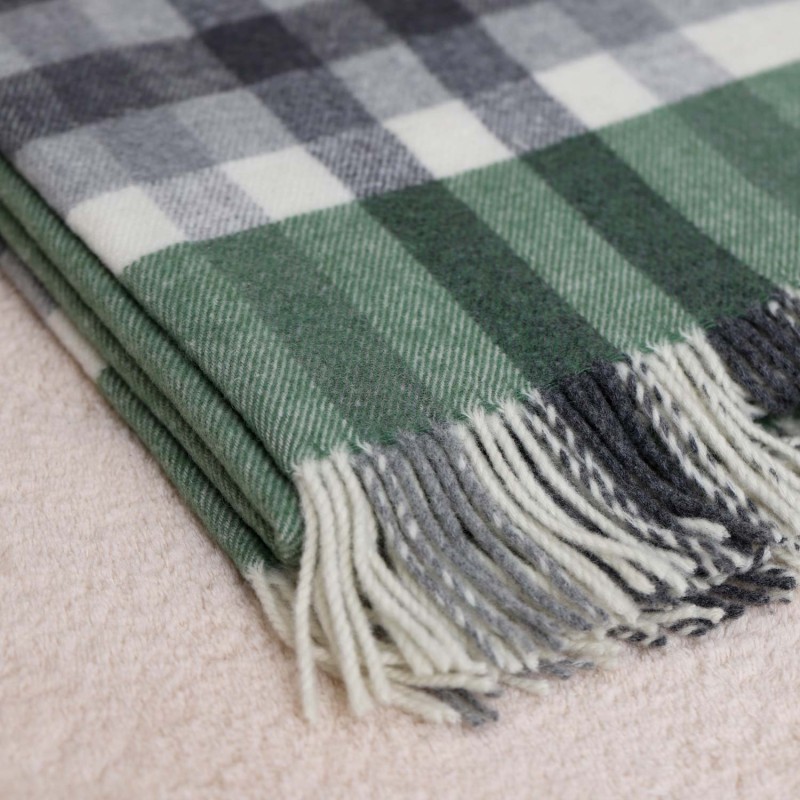 Plaid in lana e cotone collezione Eurus Made in Italy verde abete lemoirehome