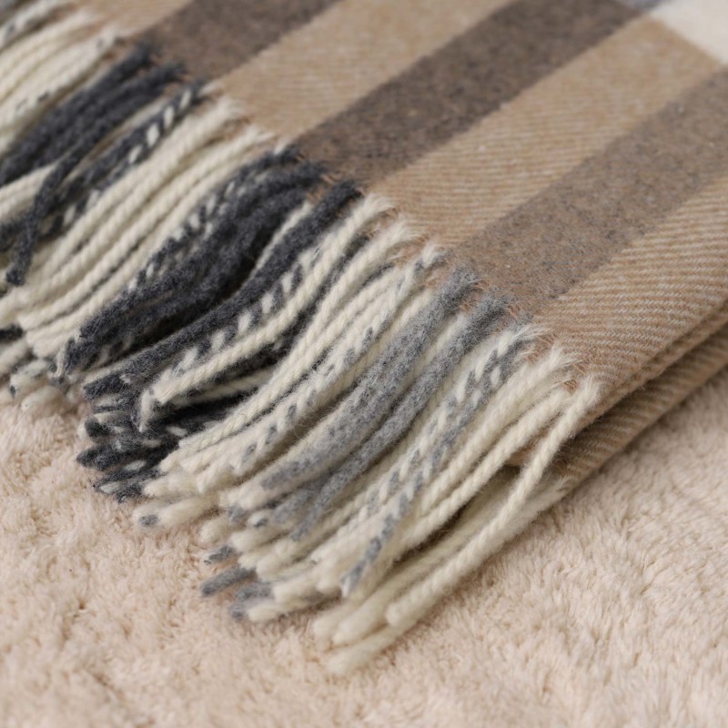 Plaid in lana e cotone collezione Eurus Made in Italy cammello lemoirehome dettaglio frange