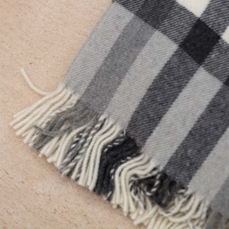 Plaid in lana e cotone collezione Eurus Made in Italy grigio perla dettaglio frange