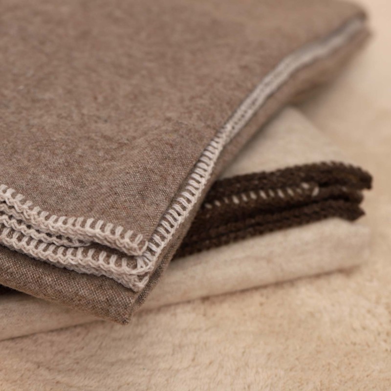 Coperte in lana merino extrafine Atropo: lusso e artigianalità italiana beige e tortora