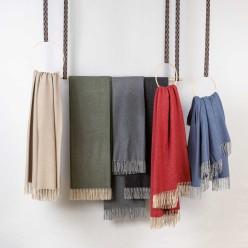 Aracne - Plaid in puro cashmere: leggerezza e pregio intrecciati a mano