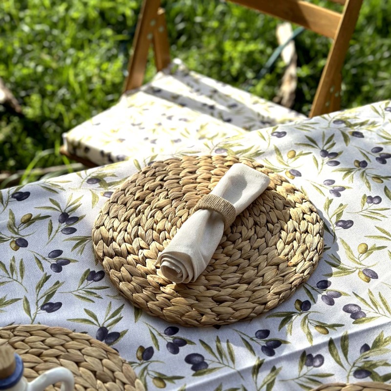 Biancheria per la tavola realizzato a mano in Italia con fantasia di olive mediterranee rattan lemoire home