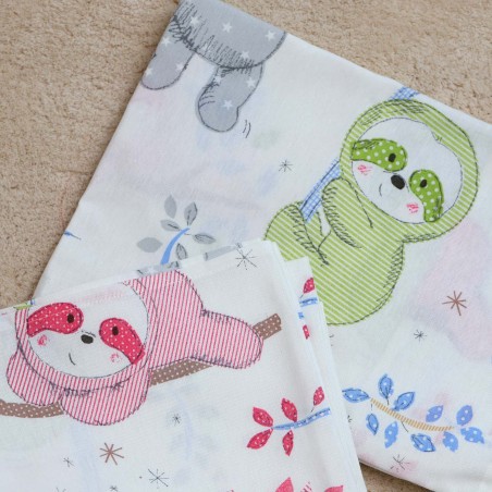 Un design incantevole con bradipi in diverse pose, perfetto per lettini da bambini.