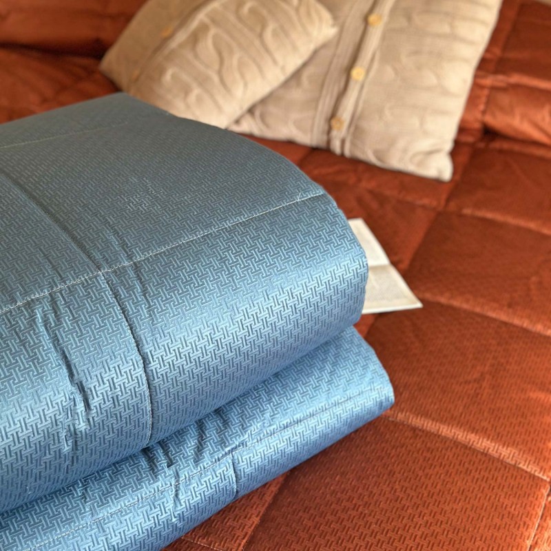 Allestimento camera da letto con Trapunta Colonnato di Atena: Eleganza Divina per il Tuo Riposo