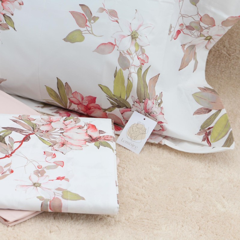 Completo letto matrimoniale con fiori rosa su sfondo bianco Made in Italy
