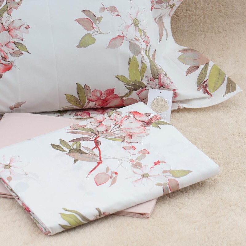 Completo letto matrimoniale con fiori rosa su sfondo bianco Made in Italy