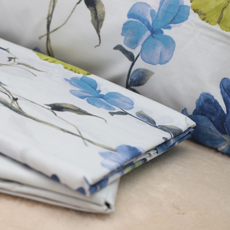 Completo letto matrimoniale linea Egea - giardino fiorito nei toni del blu, lilla e giallo Completo letto matrimoniale linea Egea - giardino fiorito nei toni del blu, lilla e giallo