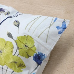 Completo letto matrimoniale linea Egea - giardino fiorito nei toni del blu, lilla e giallo