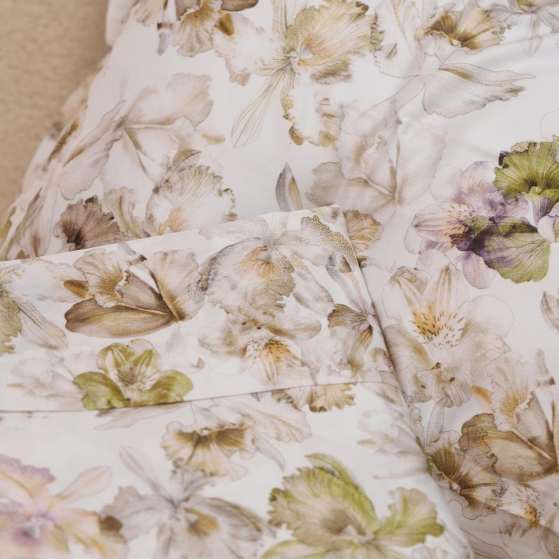 Lenzuola in raso di cotone con stampa floreale acquerellata nelle tonalità di senape e beige - collezione Iride Lenzuola in raso di cotone con stampa floreale acquerellata nelle tonalità di senape e beige - collezione Iride