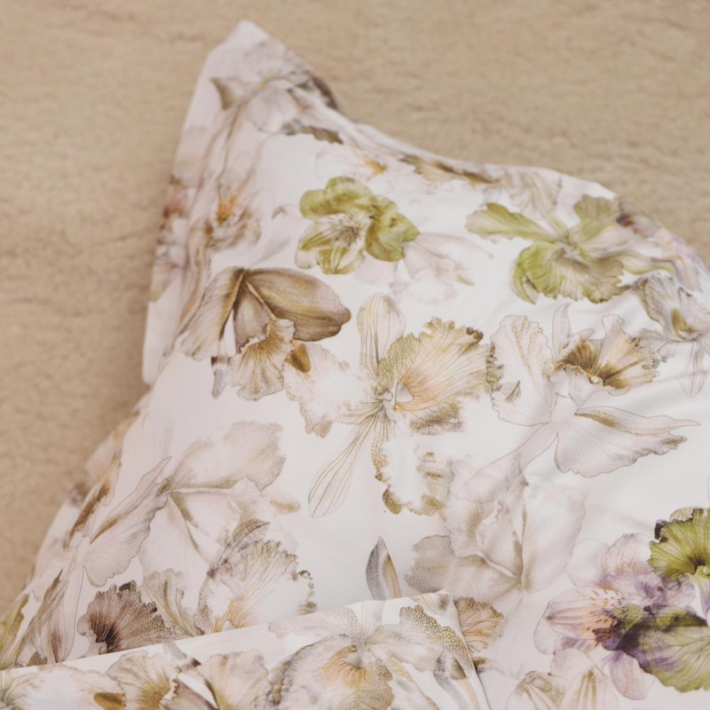 Lenzuola in raso di cotone con stampa floreale acquerellata nelle tonalità di senape e beige - collezione Iride Lenzuola in raso di cotone con stampa floreale acquerellata nelle tonalità di senape e beige - collezione Iride