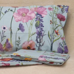 Completo letto matrimoniale linea Egea - giardino fiorito nei toni del blu, lilla e giallo