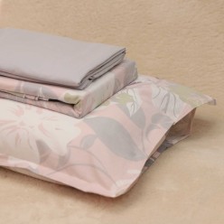 Lenzuola matrimoniali con foglie dai colori neutri: collezione Talete