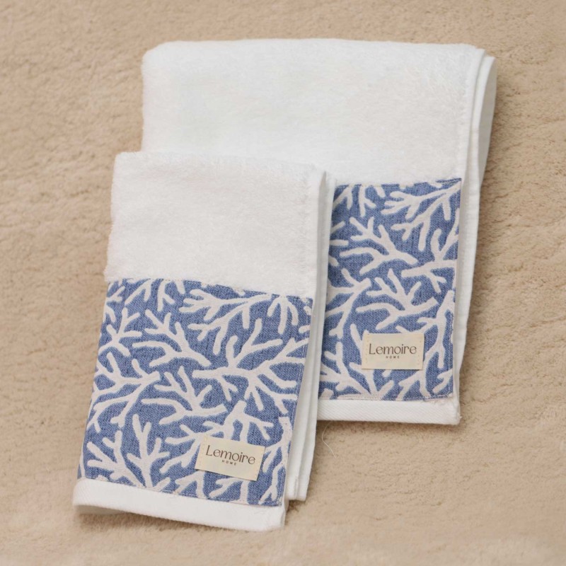 Set asciugamani e teli da bagno bianchi in cotone 100%, con banda decorativa in stoffa e coralli bianchi su fondo celeste Set asciugamani e teli da bagno bianchi in cotone 100%, con banda decorativa in stoffa e coralli bianchi su fondo celeste