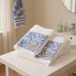 Set asciugamani e teli da bagno bianchi in cotone 100%, con banda decorativa in stoffa e coralli bianchi su fondo celeste