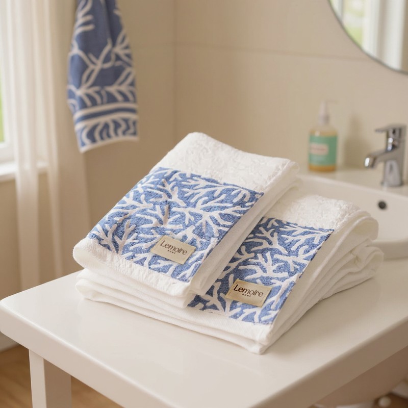 Set asciugamani e teli da bagno bianchi in cotone 100%, con banda decorativa in stoffa e coralli bianchi su fondo celeste Set asciugamani e teli da bagno bianchi in cotone 100%, con banda decorativa in stoffa e coralli bianchi su fondo celeste
