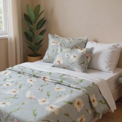 Elegante copriletto verde salvia con fiori bianchi e rosa tenue line Sophia firmata LeMoire Home