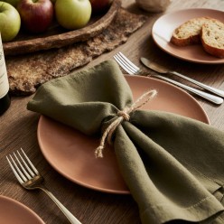 Collezione Meleagro: tovaglioli in stoffa verde oliva made in italy