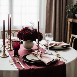 Eleganza senza tempo: runner da tavola bordeaux Collezione Fedra