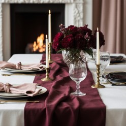 Eleganza senza tempo: runner da tavola bordeaux Collezione Fedra