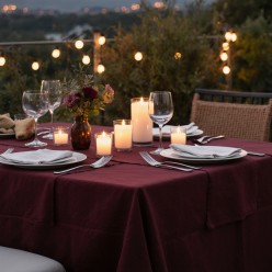 Fedra – Tovaglia bordeaux in cotone 100% che avvolge la tua tavola di eleganza e passione