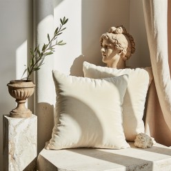 Cuscino in velluto panna collezione Aletheia