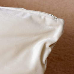 Cuscino in velluto panna collezione Aletheia