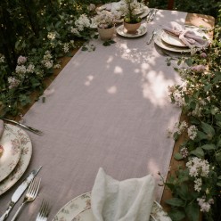 Runner da tavola Andromaca malva in cotone per mise en place eleganti