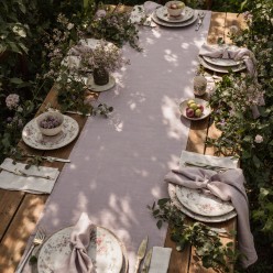 Runner da tavola Andromaca malva in cotone per mise en place eleganti