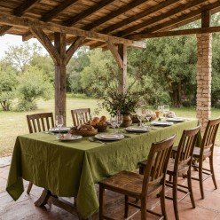 Arianna – Tovaglia verde prato in cotone artigianale, luce e natura sulla tua tavola