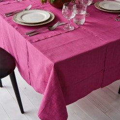 Adone – La tovaglia fucsia che accende la tavola con carattere e fascino