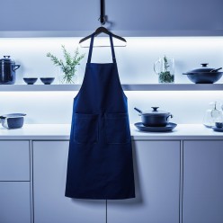 Grembiule blu Zefiro: il tocco leggero ed elegante che accompagna ogni gesto