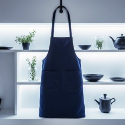 Grembiule blu Zefiro: il tocco leggero ed elegante che accompagna ogni gesto
