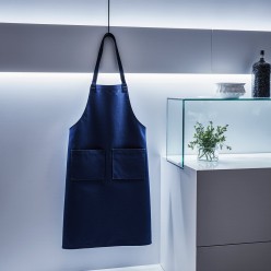 Grembiule blu Zefiro: il tocco leggero ed elegante che accompagna ogni gesto