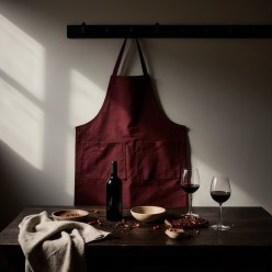Grembiule bordeaux Fedra: eleganza silenziosa e calore senza tempo