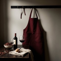 Grembiule bordeaux Fedra: eleganza silenziosa e calore senza tempo