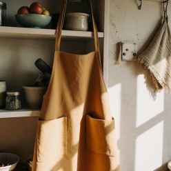 Grembiule ocra Clori 100% cotone con tasche, stile naturale e caldo
