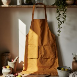 Grembiule ocra Clori 100% cotone con tasche, stile naturale e caldo