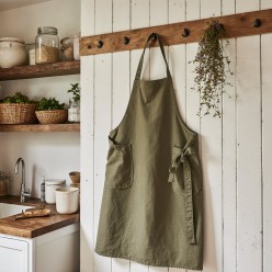 Grembiule verde oliva Meleagro 100% cotone: tradizione e natura in cucina