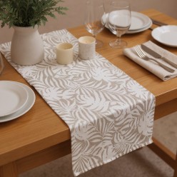 Runner e cuscini arredo in nuance neutre con palme ispirato a Leto lemoire home allestimento