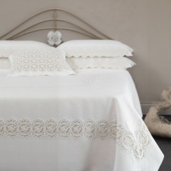 Collezione Elisia: il coordinato letto in lino e pizzo perfetto per il tuo corredo