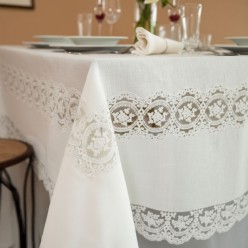 Elisia, il servizio da tavola in lino e pizzo per il tuo corredo