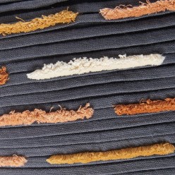 Cuscino geometrico in cotone con dettagli ricamati e texture a rilievo