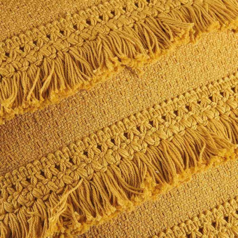 dettaglio fasce Cuscino con fasce frangiate in cotone senape