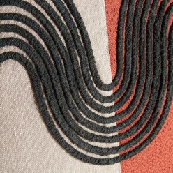 Cuscino bicolore in cotone con ricamo ondulato nero