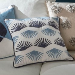 Cuscino decorativo tema mare con ricamo a ventaglio Bianco e blu notte