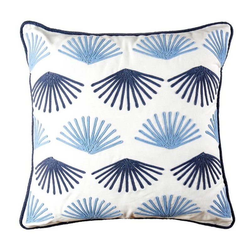 Cuscino decorativo tema mare con ricamo a ventaglio Bianco e blu notte dettaglio Cuscino decorativo tema mare con ricamo a ventaglio Bianco e blu notte dettaglio