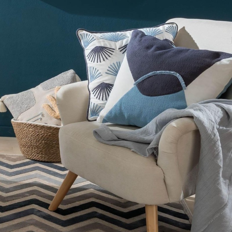 Cuscino decorativo geometrico in Bianco, blu notte e azzurro polvere lemoirehome Cuscino decorativo geometrico in Bianco, blu notte e azzurro polvere lemoirehome